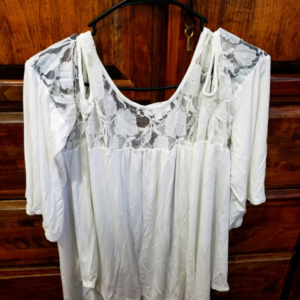 Casual and light blouse with open shoulder